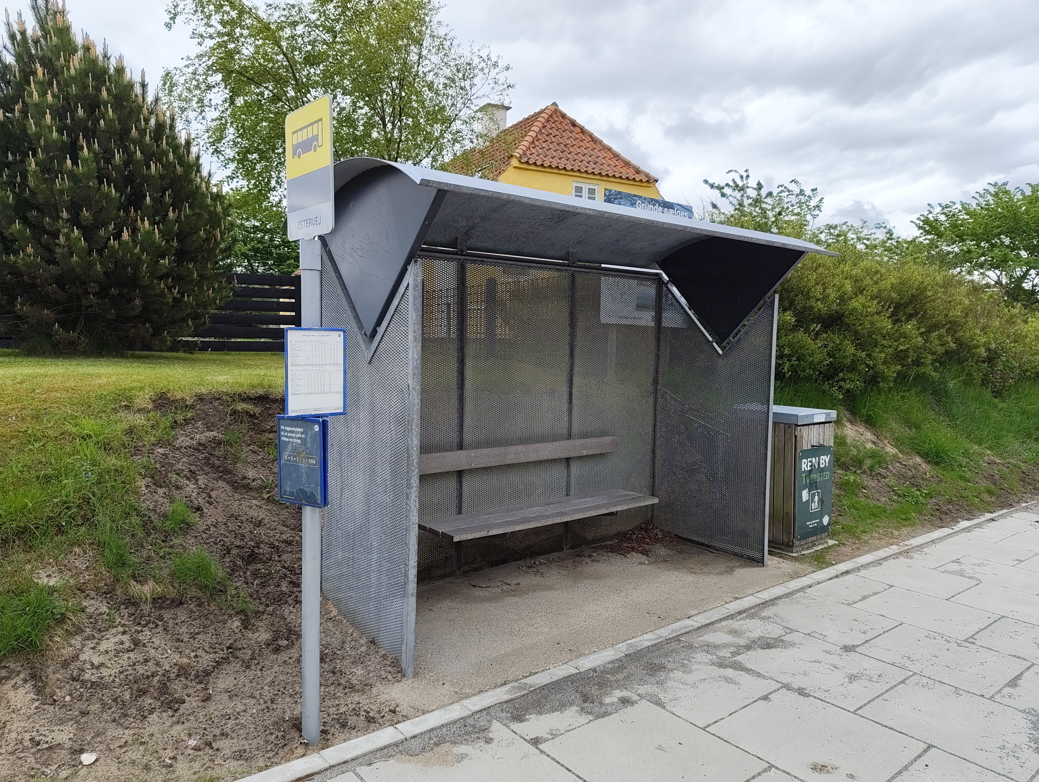 WARNING: Rant ahead

From the "what's the fucking point?" department. Here's a bus shed. In a country of wind and rain. Apart from the fact that it's godawful ugly and gray (gray!), it doesn't serve its purpose in the least. What kind of bad trip must the designer have been on when they decided that metal mesh is the best protection against rain and wind? I hope they will be reborn as a toilet brush.