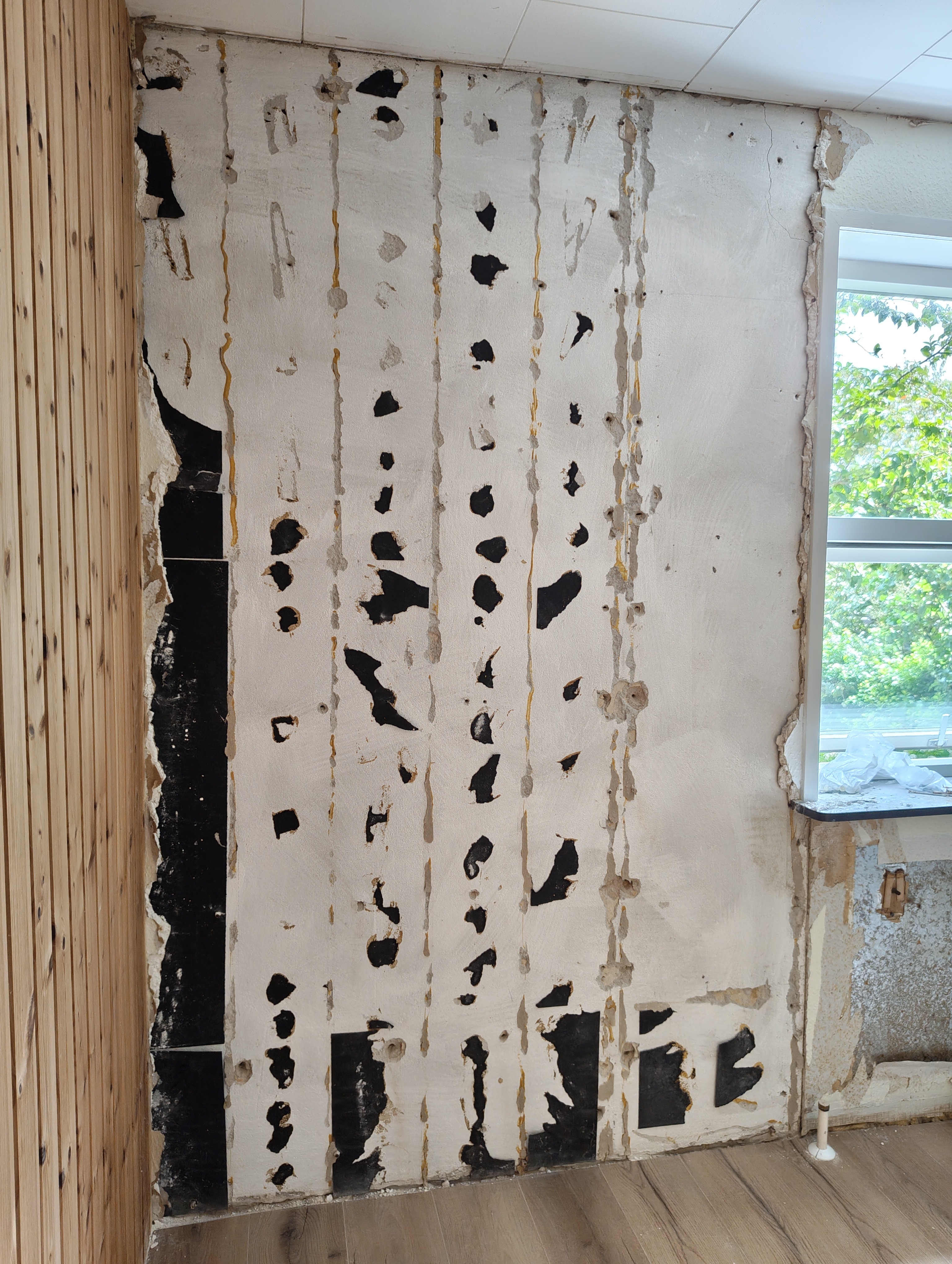 Two hours later.This one was a bit tough because the plasterboard was applied directly to the wall and not to a wooden frame.