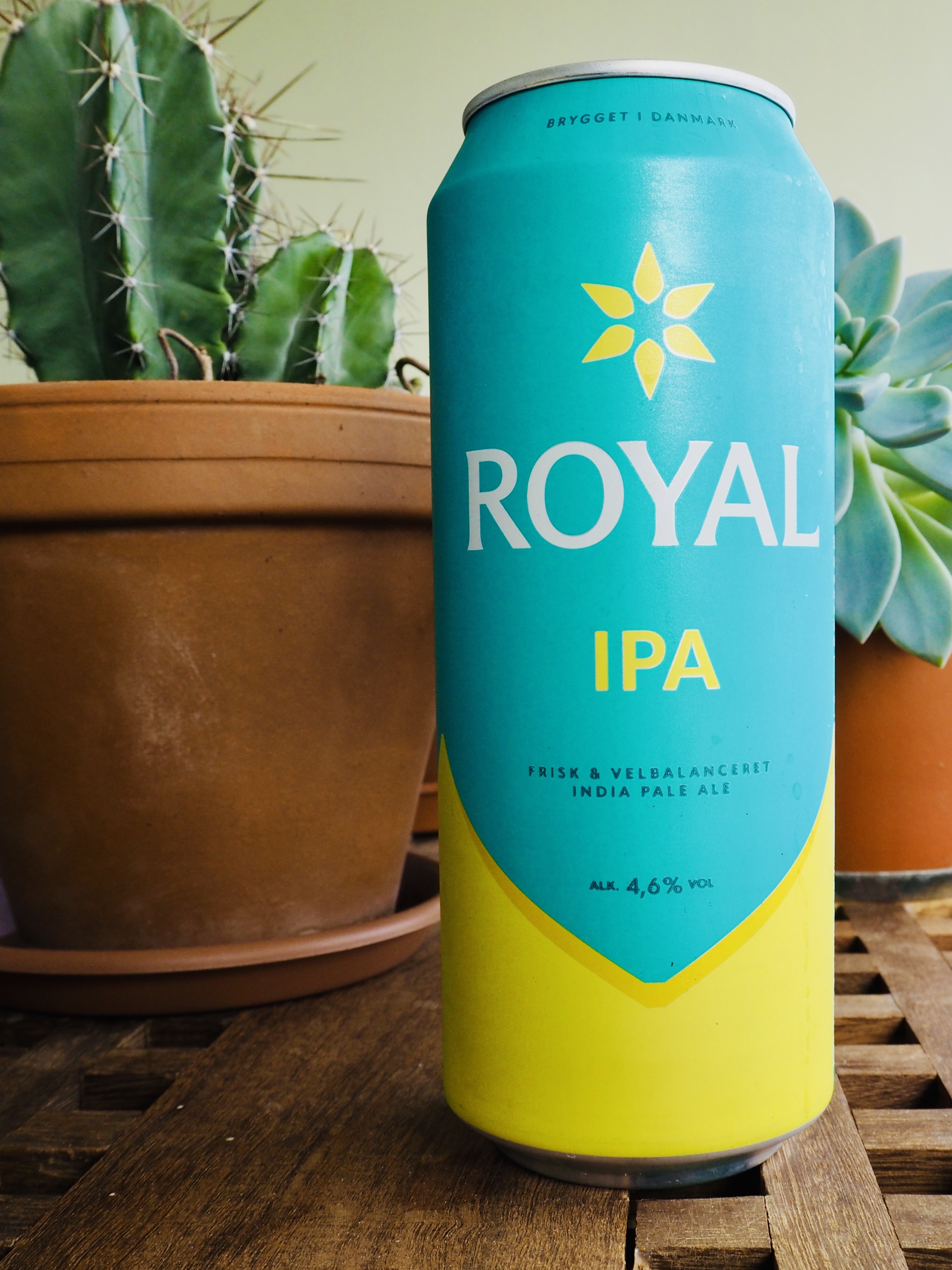 But enough ranting. Let's talk about beer! I normally stay away from mainstream brewers like Royal, because, you know, mainstream. But this one was surprisingly good.