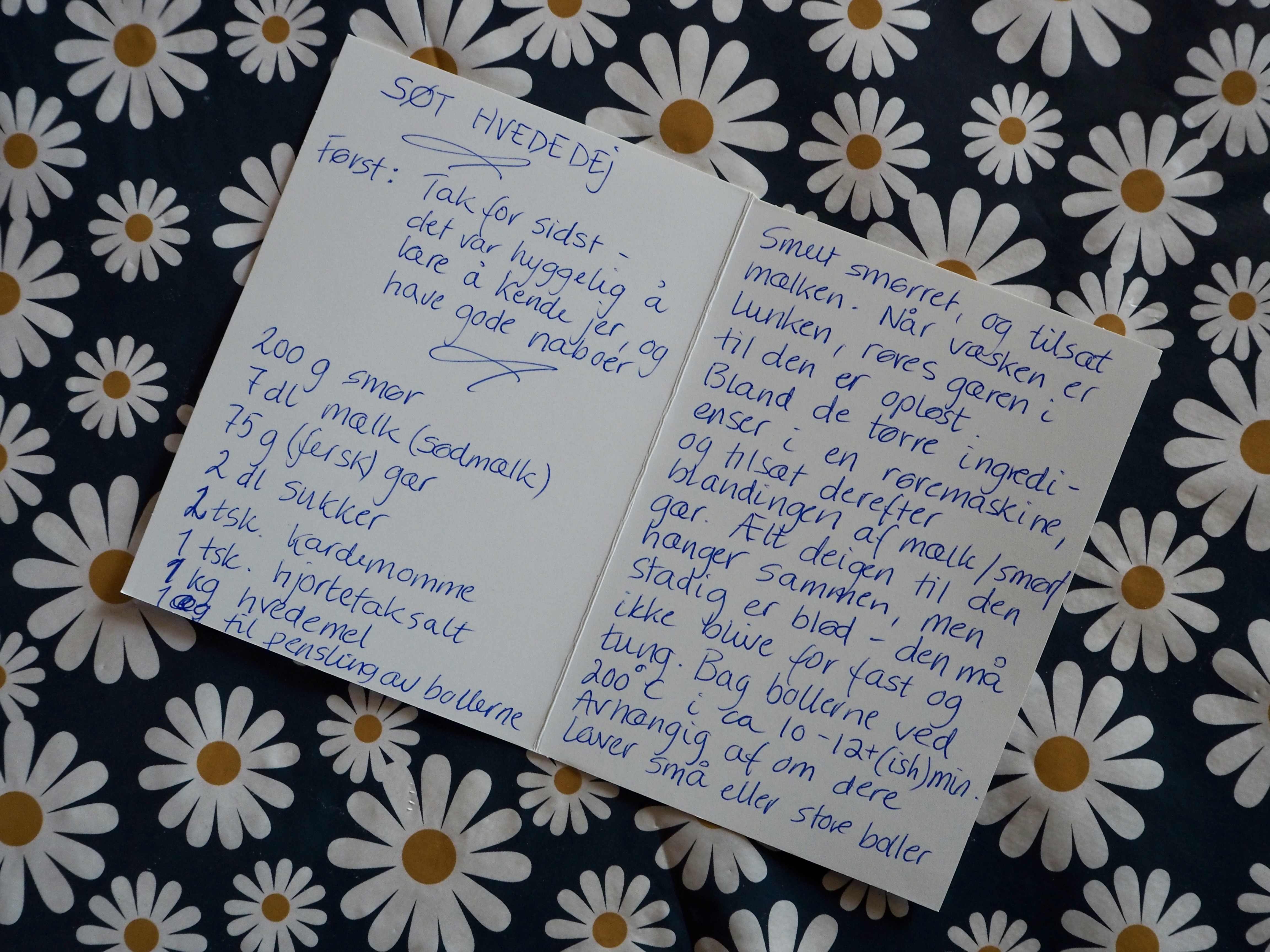 Last Saturday, our Norwegian neighbors, Britt and Ole Peter, invited the entire neighborhood to a summer party at their place. When we were leaving, I told Britt that I really liked her bread rolls and wouldn't mind trying to bake them myself. She insisted we take the remaining rolls with us, and today I found a card from her with a recipe in our mailbox. ♥️