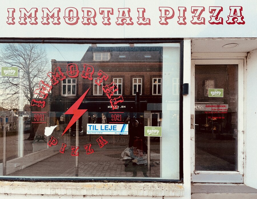 Immortal Pizza

Alas, it didn't live up to its name. The business is very much dead, and the sign says "TO LET".