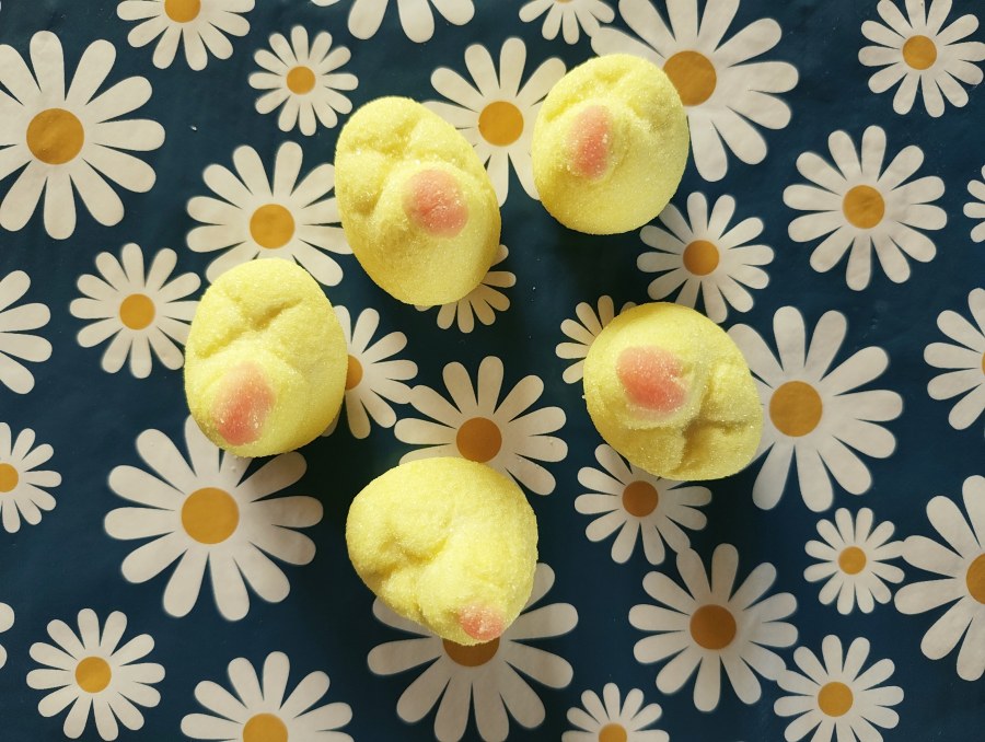 Påske kyllinger (Easter chickens)! I totally forgot about that very Danish treat until I spotted them in our mini supermarket. They taste kind of like sugar-covered marshmallows. I like them, but as the name implies, you can only get them during Easter.