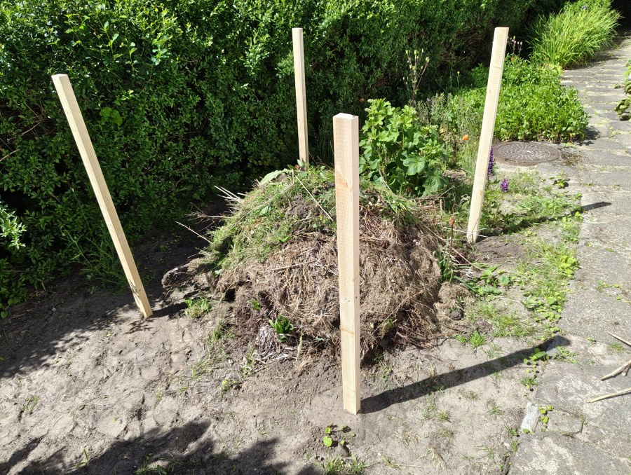 Now that we have a bunch of wood from the dismantled wall frame, I’ve decided to reuse it to build a simple fence for our compost pile.