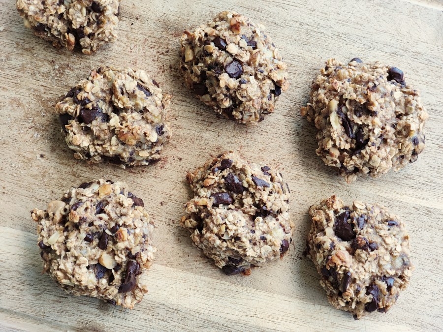 I baked oat banana bites this morning. They are delicious and super easy to make.

Recipe (in Danish): https://gastrofun.dk/opskrift/sundere-bananhapsere-med-chokolade-og-havregryn/