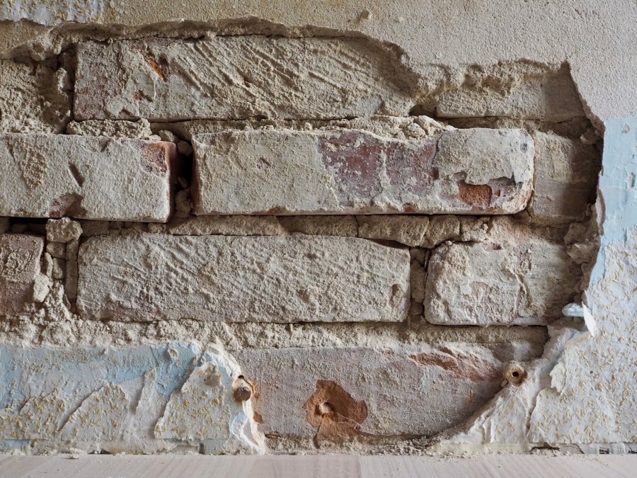 From the "this doesn't look good" department: we started removing wallpaper from a wall in the entrance and discovered crumbling plaster hiding shoddy (but of course!) bricklayer work. Sigh! I guess we need to find a mason now.