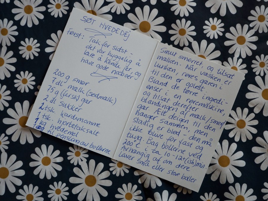 Last Saturday, our Norwegian neighbors, Britt and Ole Peter, invited the entire neighborhood to a summer party at their place. When we were leaving, I told Britt that I really liked her bread rolls and wouldn't mind trying to bake them myself. She insisted we take the remaining rolls with us, and today I found a card from her with a recipe in our mailbox. ♥️
