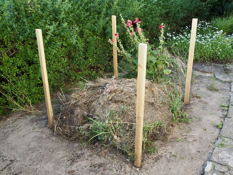 This was supposed to be a compost box. I thought it would be a relatively simple thing to build. The result is terrible even by my low standards. I'm lobbying Malene to take it down.
