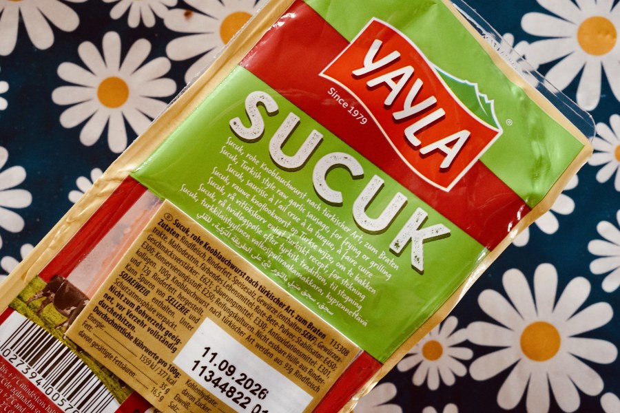 IN FÜRTH: Weekend getaway in Munich? Again? Meh.

IN BINDSLEV: Let's go grocery shopping at Lidl in Hjørring this week. FUCK, YEAH! WOO-WHOO! \o/

Speaking of which, they had this suçuk-like sausage. It's not the same as the real thing, but I'll take it.