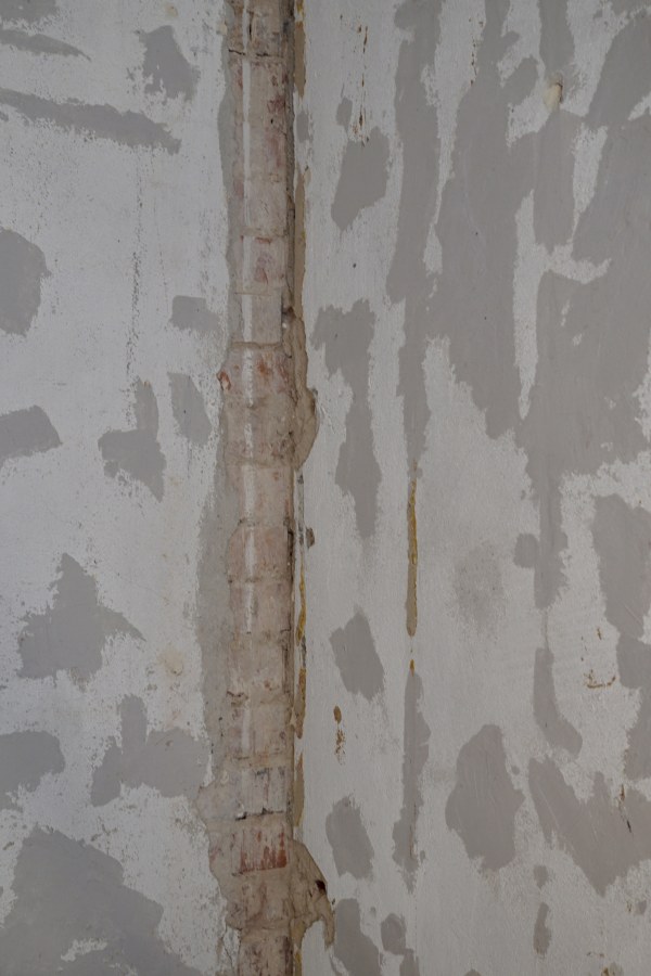 Yesterday’s experiment wasn’t a complete failure, so I finished the job today. Here’s what the exposed part of the wall looked like before.